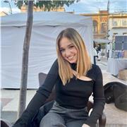 Profesora de español imparte clase a todas las edades